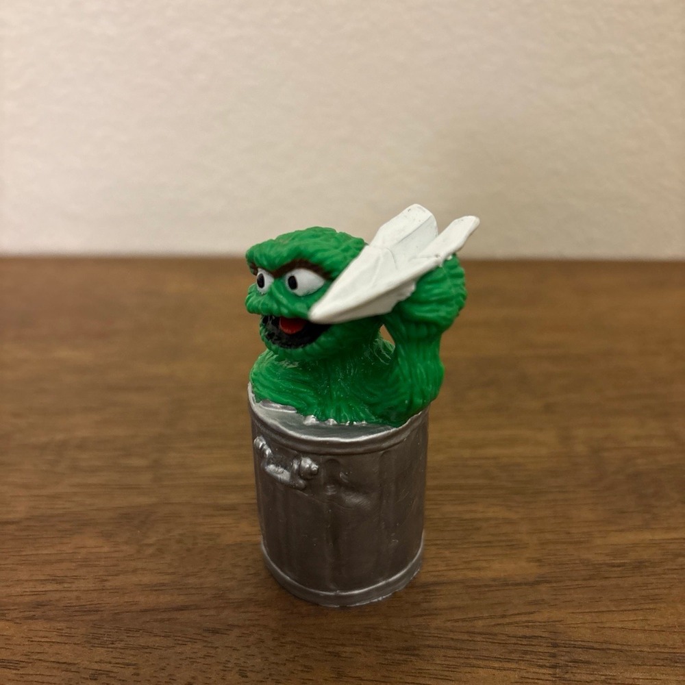 Vtg 80's Oscar THE GROUCH Paper Airplane 2.5" Applause Sesame Street figure - Picture 3 of 3